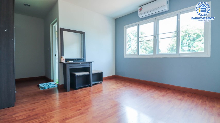 *****ทาวน์เฮ้าส์มือสองย่านลาดพร้าว ม.คาซ่าซิตี้ ลาดพร้าว เนื้อที่กว้าง 27.50 ตร.ว. ฟังก์ชัน 3 ห้องนอน  4 ห้องน้ำ ทาวน์เฮ้าส์ตกแต่งสวย ในย่านอยู่อาศัย เหมาะกับการทำเป็น Home Office  ตั้งบนทำเลแห่งการเดินทาง ใกล้รถไฟฟ้าสายสีเหลือง "สถานีลาดพร้าว101" และจุดขึ้นทางด่วน "เอกมัย-รามอินทรา" จองเลย!!